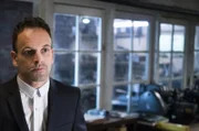 Warum beschafft sich ein Unbekannter mit Hilfe von Watsons Lizenz illegal Drogen? Als Watson plötzlich selbst unter Verdacht steht, muss Holmes (Jonny Lee Miller) schnell handeln ...