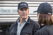 Nachdem ein Passagier dem Navy Offizier Mark Jacoby dabei geholfen hat, im Zug einen Verrückten mit einer Waffe zu überwältigen, wollen Pride (Scott Bakula) und sein Team mit dem tapferen Helden sprechen. Doch der will anscheinend nicht gefunden werden ...