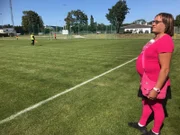 Tamara am Fußballplatz