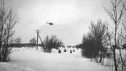 Originalaufnahme vom Katastrophenwinter 1978/79 auf Rügen Arbeiter beräumen eine zugeschneite Straße.