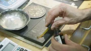 Überprüfung der Qualität von Gold.