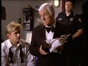 Mark (Dick Van Dyke, M.) erklärt Jesse (Charlie Schlatter, l.) den Tathergang. Das Opfer wurde mit dem Preis, den Mark bekommen sollte, erschlagen.