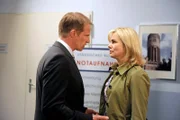 Katja (Saskia Valencia, r.) fühlt sich betätigt, dass Henriette zu schwach ist, um mit Philipps (Thorsten Nindel, l.) und ihrer Liebe konfrontiert zu werden.