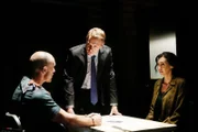 Viktor (Adam McNulty, l.), Donald Ressler (Diego Klattenhoff), Samar Navabi (Mozhan Marnň)