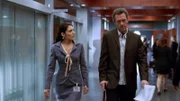 Dr. House (Hugh Laurie) und Dr. Lisa Cuddy (Lisa Edelstein) diskutieren über die möglichen Behandlungsmaßnahmen für den erkrankten Präsidentschaftskandidaten.