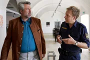 Polizist Mohr (Max Müller, r.) informiert Kommissar Stadler (Dieter Fischer, l.) über das Mordopfer und sein persönliches Umfeld.