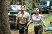 Erschrocken beobachten Jonas Waldek (Philipp Danne, l.) und Emilia Graf (Liza Tzschirner, r.), wie Laura fast abstürzt.