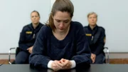 Die Polizistin Tascha (Emily Cox) will ihren inneren Schmerz bezwingen.