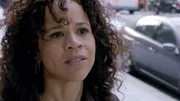 Eva Banks (Rosie Perez) leidet schwer unter dem Rufmord von sexuellem Missbrauch, den ihr andere Mütter vorgeworfen haben.