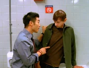 Haben die zwei Computerfachmänner Kevin (Nelson Lee, l.) und Robbie (DJ Qualls) etwas mit dem Mord an einem Konkurrenten zu tun?