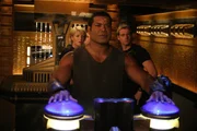L-R: Carter (Amanda Tapping), Teal'c (Christopher Judge), und Dr. Daniel Jackson (Michael Shanks)... L-R: Carter (Amanda Tapping), Teal'c (Christopher Judge), und Dr. Daniel Jackson (Michael Shanks)...