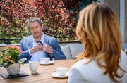 Christoph (Dieter Bach, hinten mit Daniela Kiefer, vorne) will Lale nicht mit den Eheringen überfordern.