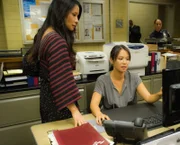L-R: Dr. Joan Watson (Lucy Liu) und Lin Wen (Samantha Quan)