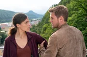 Alex (Joscha Kiefer, r.) will nicht akzeptieren, dass es zwischen ihm und Laura (Giulia Goldammer, l.) vorbei ist.