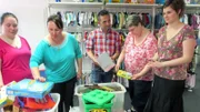 Spielzeugverkauf mit Trödelprofi Mauro Corradino  (v.li. Nadine und Ilone; re. zwei Interessentinnen)Spielzeugverkauf mit TrĂ¶delprofi Mauro Corradino  (v.li. Nadine und Ilone; re. zwei Interessentinnen)