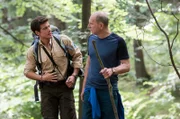 Nationalparkranger Jonas Waldek sucht mit Maxis Vater Torsten Schrader den Wald nach seiner vermissten Tochter ab.