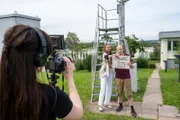 Der stadtbekannte Klimawandelleugner Olaf Kittel (Komparse) und Tessa Grimm (Alena von Aufschnaiter), eine Meteorologin und Betreiberin eines erfolgreichen Online-Wetterkanals, sind seit geraumer Zeit immer wieder aneinandergeraten. Der Konflikt spitzte sich zu, als Kittel bei einem Dreh ihrer Wettervideos aggressiv dazwischenfunkt. Am Tag danach wird er tot aufgefunden. Hat die junge Frau die Kontrolle verloren und der Streit ist eskaliert?
