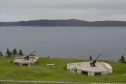 Küstenverteidigungskanonen auf Bell Island, Kanada. MYSTERIOUS ISLANDS nimmt die Zuschauer mit auf eine unvergessliche Entdeckungsreise zu den außergewöhnlichsten und rätselhaftesten Inseln der Welt.