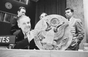 Der Vertreter der Vereinigten Staaten, Henry Cabot Lodge, zeigt auf die Stelle auf dem Siegel, an der es verwanzt wurde.