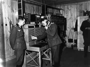Funkleitstelle in einem Blockhaus im Hitlerhauptquartier "Wolfsschanze" in Rastenburg, Ostpreußen. Die Verwendung des sendungsbezogenen Materials ist nur mit dem Hinweis und Verlinkung auf RTL+ gestattet.