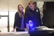 Eine Spur im Fall Weaks/Holland führt Morgan (Elisabeth Harnois) und Greg (Eric Szmanda) in das Apartment der TRP-Chefin Claudia Mason, die offenbar eine Affäre mit Captain Holland hatte.  +++