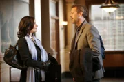 Aufgrund starker Schneestürme sitzen Dr. Gregory House (Hugh Laurie, r.) und Stacy Warner (Sela Ward, l.) auf dem Flughafen in Baltimore fest ...