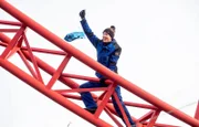 Bevor Mike Treptow (Nils Hausotte) in den Feierabend geht, will er noch schnell den Ballon, der sich in der Achterbahn verfangen hat, entfernen. Nils ist Azubi in einem Freizeitpark.