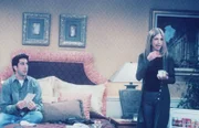 Ross (David Schwimmer, li.) und Rachel (Jennifer Aniston) sitzen im Hotelzimmer fest, weil Rachels aufgemalter Schnurrbart sich nicht abwaschen lässt.