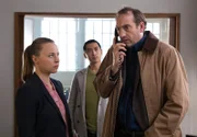 ARD RENTNERCOPS, neue Vorabendserie (8 Folgen), Folge 8 "Neue Männer braucht das Land", am Dienstag (19.05.15) um 18.50 Uhr im Ersten. Vicky (Katja Danowski, l.) und Hui Ko (Aaron Le, M.) hören gespannt zu, als Niklas Krüger (Jürgen Hartmann, r.) mit Edwin telefoniert.