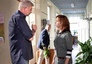 Nora und Jon diskutieren, Hinrichs schleicht mit einem Rosenstrauß ins Revier.