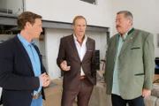 Paul Eckert (Thorsten Nindel, M.) erzählt den Kommissaren Hofer (Joseph Hannesschlâger, r.) und Bach (Patrick Kalupa, l.), wie die geschäftliche Zusammenarbeit mit dem Ermordeten war.