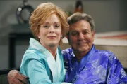 Evelyn (Holland Taylor, l.) hat wieder einmal einen neuen Freund - Teddy (Robert Wagner, r.). Alan und Charlie stehen dem Neuen ihrer Mutter zunächst kritisch gegenüber ...