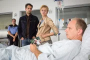 Lukas Hundt (Oliver Franck, l.) und Kristina Katzer (Isabell Gerschke, 2.v.l.) befragen im Beisein der Krankenschwester (Runa Pernoda) Werner Kühn (Michael Lott, r.). Hat Kühn seine Tochter ermordet?