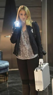 Morgan (Elisabeth Harnois) sucht in einer Penthouse-Wohnung von TRP nach Hinweisen auf Hollands Mörder, der durch eine Verkettung einiger Umstände gleich zwei Menschen auf dem Gewissen hat.
