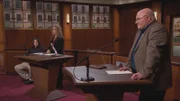 Während der Verhandlung unterhalten sich ein Mann und eine Frau vor dem Richter