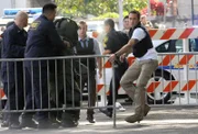 Nachdem Chin entführt wurde, versuchen Steve (Alex O'Loughlin, r.) und Danny (Scott Caan, M.) alles um ihn zu befreien.