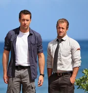 Um den Mord an seinem Vater aufzudecken, nimmt Steve McGarrett (Alex O'Loughlin, l.) das Angebot von der Gouverneurin von Hawaii an und bildet gemeinsam mit Danny Williams (Scott Caan, r.) und drei weiteren, eine Task Force zur Bek&auml;mpfung des organisierten Verbrechens ...