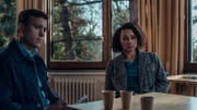 Dan Winters (r., Barney White) und Lisa Donckers (l., Emma Naomi) ermitteln im Fall eines Pyromanen.