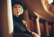 Die alternde Sängerin Clemenza Santini (Gisela Trowe), eine gebrochene Frau, hat ein Mordmotiv.
