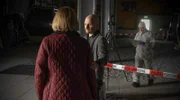 Urs (Yves Wüthrich, Mitte) sichert den Tatort