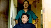 Andrea (Anne Bennent) kümmert sich um ihren schwerverletzten Bruder Jürg Dolmas (David Bennent).