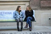 Angie Grey (Cassi Thomson, l.); Jack Sloane (Maria Bello, r.)