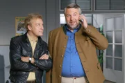 Stadlers (Dieter Fischer, r.) Schwiegereltern kommen zu Besuch, was auch Mohr (Max Müller, l.) nicht verborgen bleibt.