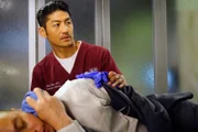Er behandelt einen Bekannten: Brian Tee als Dr. Ethan Choi.