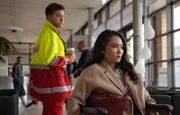 Kris Haas versucht seit Tagen ein unkompliziertes Date mit Dr. Lilly Phan auszumachen. Bei einem Sturz hat sich Lilly das Bein gebrochen, kann nicht arbeiten und hat somit unverhofft Zeit. Kris wittert seine Chance, doch Lilly ist durch den Wind und lässt ihn abblitzen, ohne, dass er überhaupt fragen konnte.