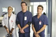 "Scrubs - Med School", "Unser Babymoon." Bevor ihr Baby zur Welt kommt, möchte J.D. gemeinsam mit Elliot noch ein letztes Mal die traute Zweisamkeit genießen und plant zu diesem Zwecke einen Kurztrip. Doch Elliot hat alle Hände voll zu tun und denkt zunächst nicht daran, auf J.D.s Vorschlag einzugehen. Unterdessen müssen die Studenten zu Übungszwecken eine Leiche sezieren, womit Lucy erhebliche Probleme hat und Jordan nötigt Dr. Cox, ein Testament aufzusetzen.Im Bild (v.li.): Eliza Coupe (Dr. Denise Mahoney), Michael Mosley (Drew Suffin), Dave Franco (Cole Aaronson).