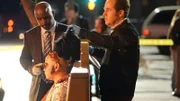 Detective Crawford (Daoud Balewa, l.) und David Phillips (David Berman) untersuchen die Leiche eines ermordeten Elvis-Imitators, in dessen Nähe eine erdolchte Turmkrähe gefunden wird.