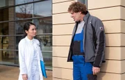 Gunter Schurmann (Wolfgang Maria Bauer) hat seit Jahren Schmerzen, hält diese aber aus und vor allem geheim. Dr. Lilly Phan (Mai Duong Kieu) möchte ihn untersuchen.