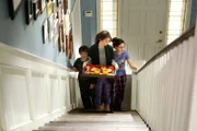 Luke (Nolan Gould), Haley (Sarah Hyland, Mi.) und Alex (Ariel Winter) wollen ihre Eltern zum Hochzeitstag überraschen und ihnen Frühstück ans Bett bringen, doch dabei erwischen sie Claire und Phil in flagranti...