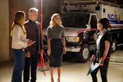 v.li.: Ellie Bishop (Emily Wickersham), Leroy Jethro Gibbs (Mark Harmon), Jack Sloane (Maria Bello), Melanie Keller (Abbie Cobb)